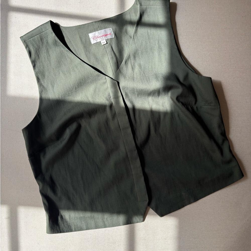 1990s Boxy Green Sleeveless V-Neck Vest